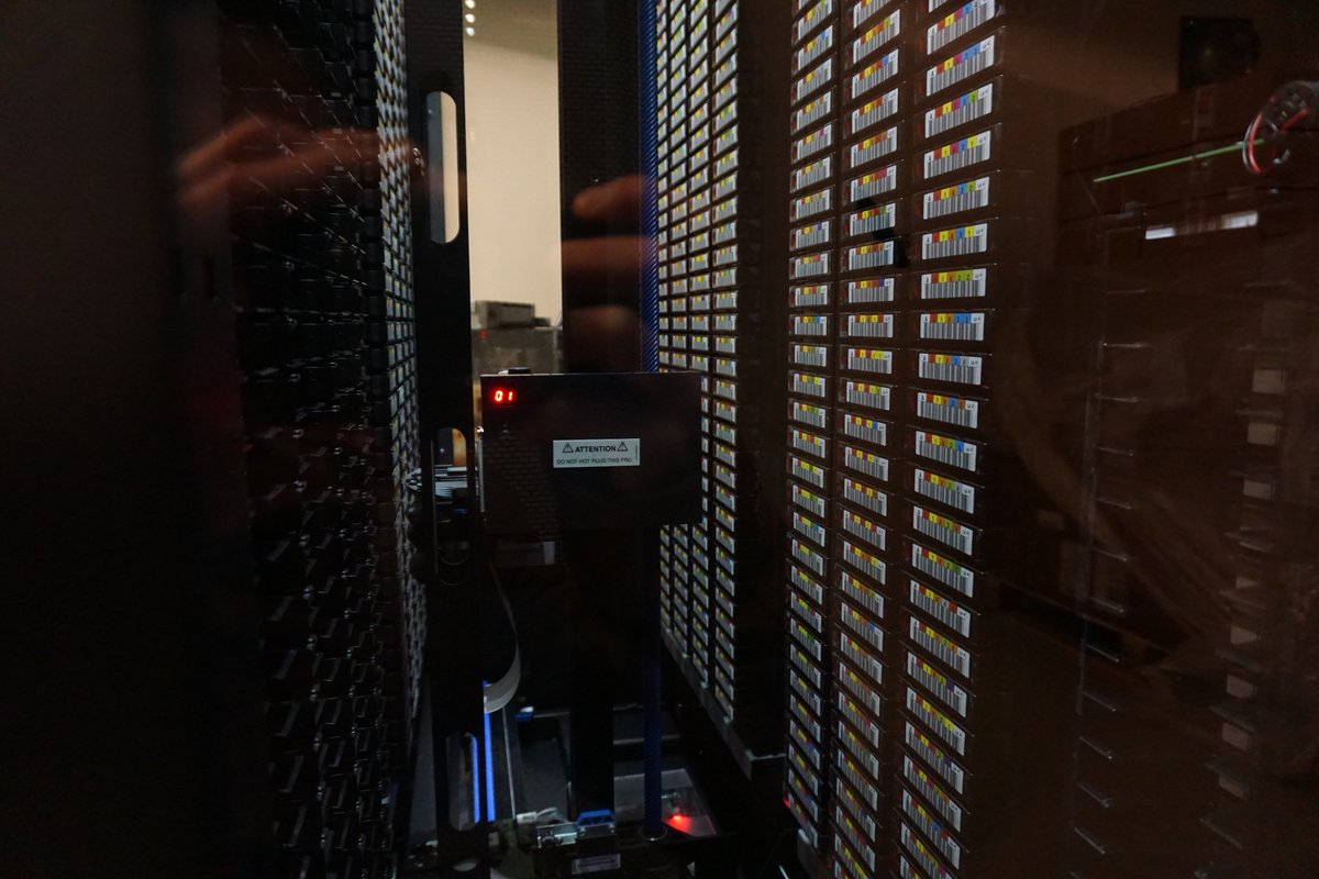 vivipfeif's tweet photo. This is a robot piloting #LTO tapes https://t.co/ws9CNvuDMW
