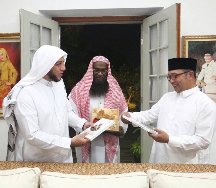 ridwankamil's tweet photo. Menerima silaturahim Imam Besar Masjidil Haram, Syekh Adel Al Kabani utk kerjasama keIslaman dgn Bandung. Difasilitasi oleh Syekh Ali Jaber https://t.co/3EI73xu2Z5