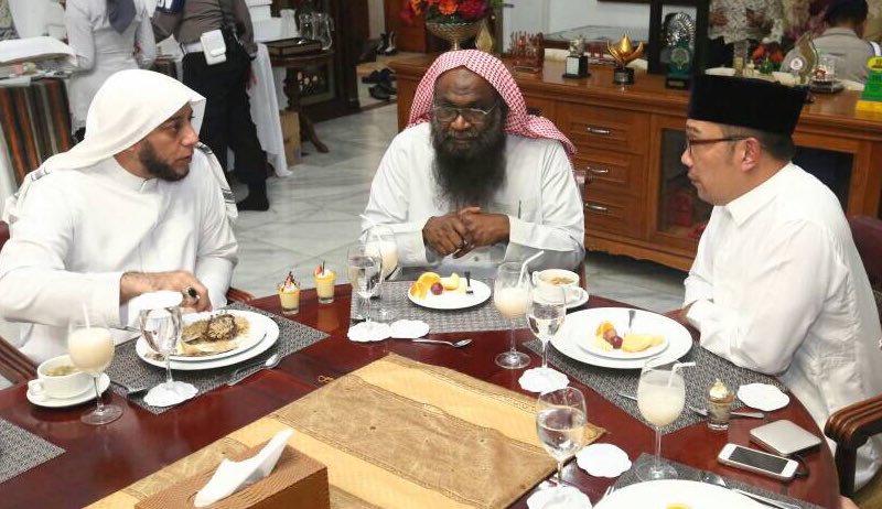 ridwankamil's tweet photo. Menerima silaturahim Imam Besar Masjidil Haram, Syekh Adel Al Kabani utk kerjasama keIslaman dgn Bandung. Difasilitasi oleh Syekh Ali Jaber https://t.co/3EI73xu2Z5