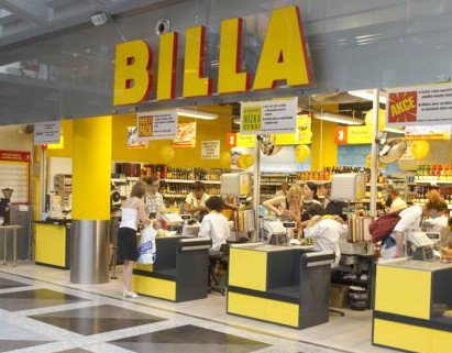 조금 전에 한 이야기이지만, 마트 계산원들 이렇게 앉아 일하는 게 정상적인 겁니다.  앉았다고 손님에 대한 예의가 아니니, 보기 안 좋다느니 하는 얘기들 하지 마세요. 모두 나와 동일한 노동자이고 노동자의 기본 권리, 보장받아야 합니다.