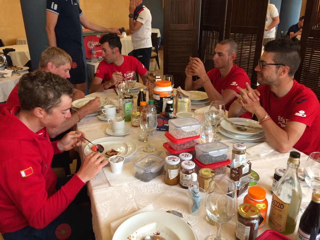 Ecco la colazione dello #squalodellostretto 
Bon appetit #nibali
#giro100 #GirodItalia #Giro2017 #GirodItalia2017