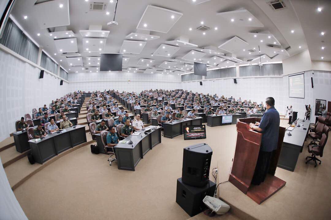 SBYudhoyono's tweet photo. Beri kuliah "Dinamika Kawasan Global &amp; Pengaruhnya thdp Indonesia" pd Perwira Siswa Sesko TNI, Bandung, 12 Mei 2017 https://t.co/DmGVNy21jN