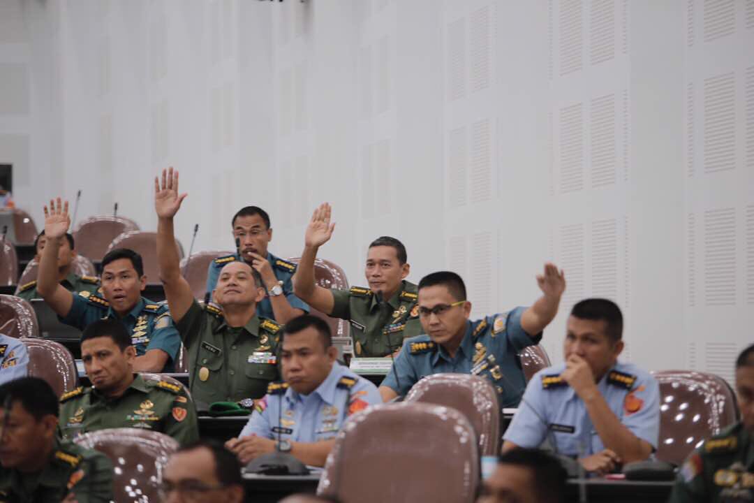 SBYudhoyono's tweet photo. Beri kuliah "Dinamika Kawasan Global &amp; Pengaruhnya thdp Indonesia" pd Perwira Siswa Sesko TNI, Bandung, 12 Mei 2017 https://t.co/DmGVNy21jN