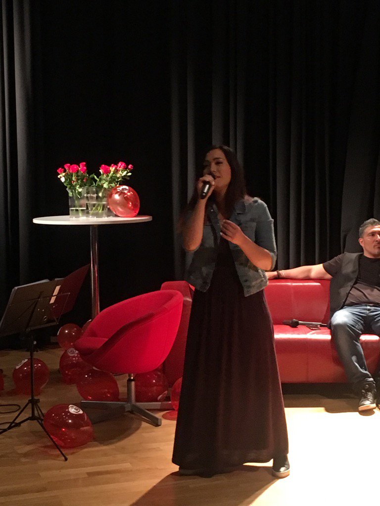 OffmanMathisen's tweet photo. Myrna Braza - free as a bird in the skye - Integreringsmøte i Bergen #integrering #mangfold @Arbeiderpartiet https://t.co/Ht4aI4Fku6
