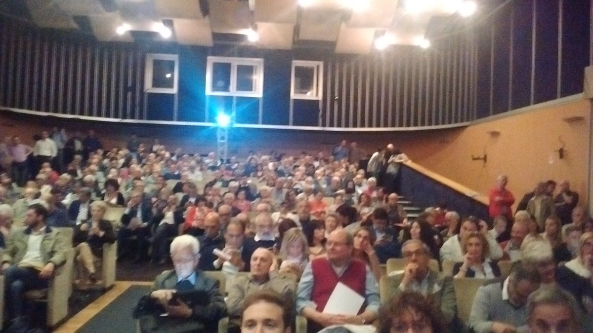 angechiara's tweet photo. Oggi al Teatro della Gioventù gremito per la presentazione del programma per Genova di  @GianniCrivello  @articoloUnoMDP #ASinistra https://t.co/IJJ9UenMt8