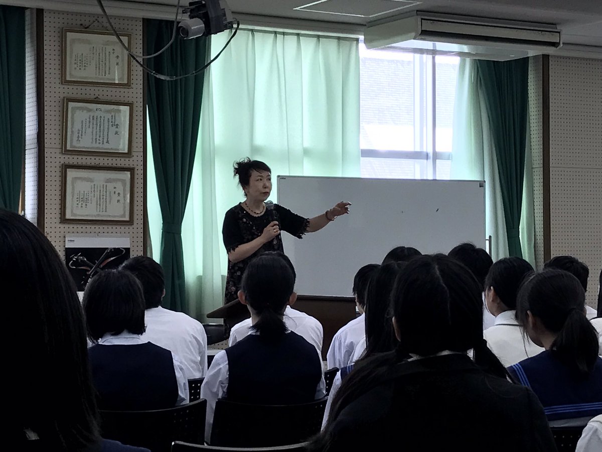Sakamoto Masayo 今日は高文連主催の合唱講習会でした パコパコ 講師の坂本かおる先生のノリノリかつあっつ い指導に生徒達はどんどん引き込まれていって 最後には物凄い倍音がなっていました パコパコ さあ これから先生を囲んで懇親会です