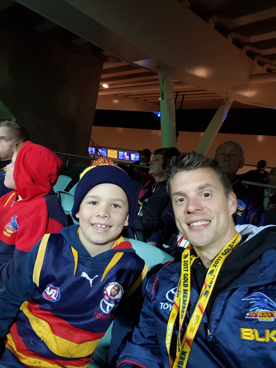 jasonkinghl's tweet photo. Go you crows #weflyasone https://t.co/S6HOwxetOq