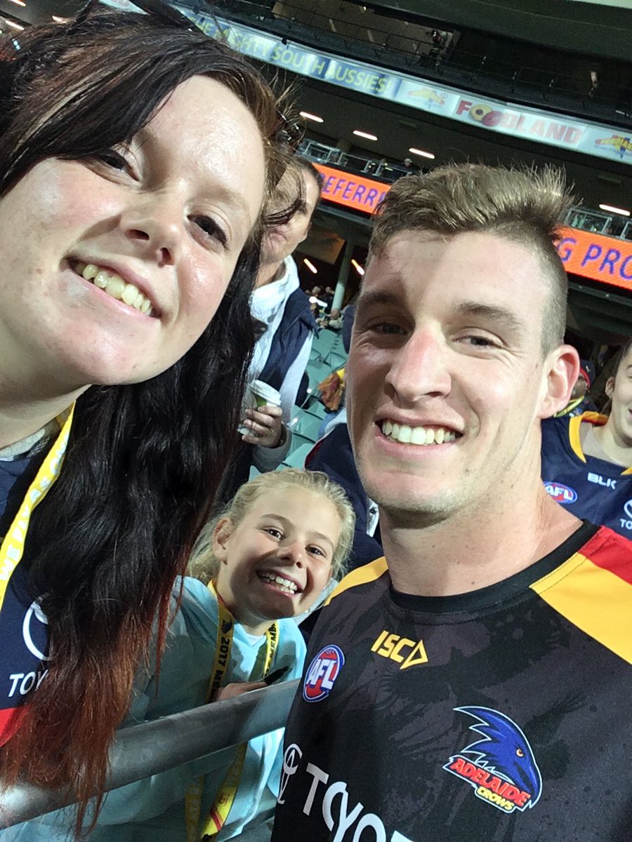 WithoutRealLove's tweet image. Finally met my favourite footballer 💙🔴💛 cheers to the gal who got his attention for me @Adelaide_FC #weflyasone