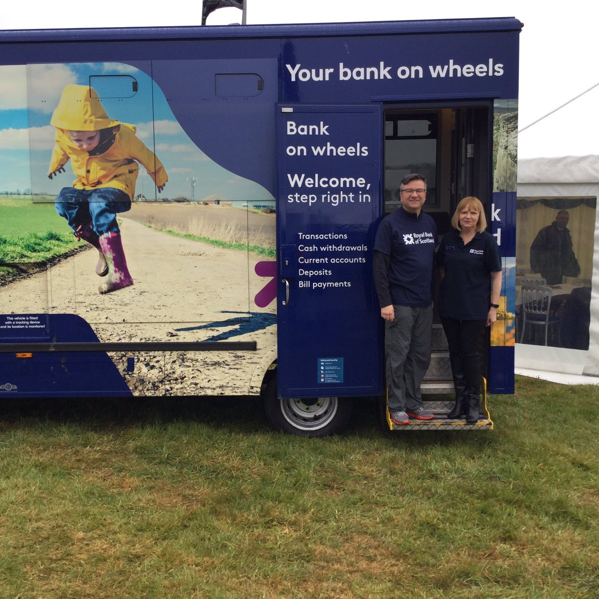 mairi_white's tweet photo. Cash service for our customers @ayrcountyshow @RBSBusiness https://t.co/pH7L69Rlej
