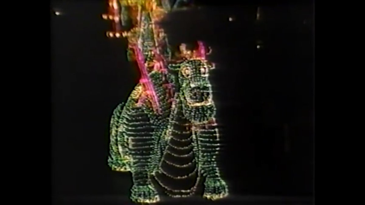 やまきょのdisneyworld 80年代のエレクトリカルパレードの様子 一枚目は小さいフロートアリスフロート等の運転席 三枚目は大きいフロートの運転席 どちらもかなり狭そうで 見える範囲も小さいので運転するのが大変そう Driver S Seat Of The Electrical やまきょのdisneyworld 80年代のエレクトリカルパレードの様子 一枚目は小さいフロートアリスフロート等の運転席 三枚目は大きいフロートの運転席 どちらもかなり狭そうで 見える範囲も小さいので運転するのが大変そう Driver S Seat Of The Electrical
