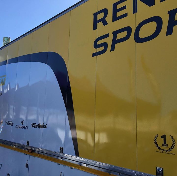 trsracingteam's tweet photo. Buenos días desde #rallyeadeje En un rato empezamos #trsracingteam #javierbouza7 #ivanbouza #renaultespaña #renaul… https://t.co/Gtoc0SriS5 https://t.co/aE2N9FUTAw