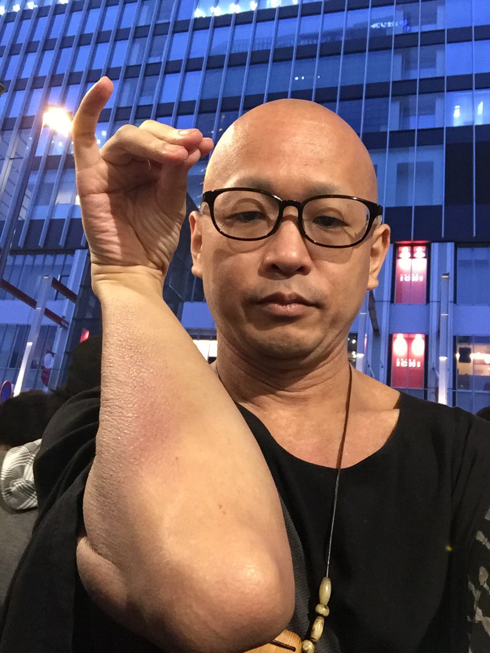 中野 塩を振るポーズはこう 指先から落ちた塩が肘に当たるの 中野 塩を振るポーズはこう 指先から落ちた塩が肘に当たるの
