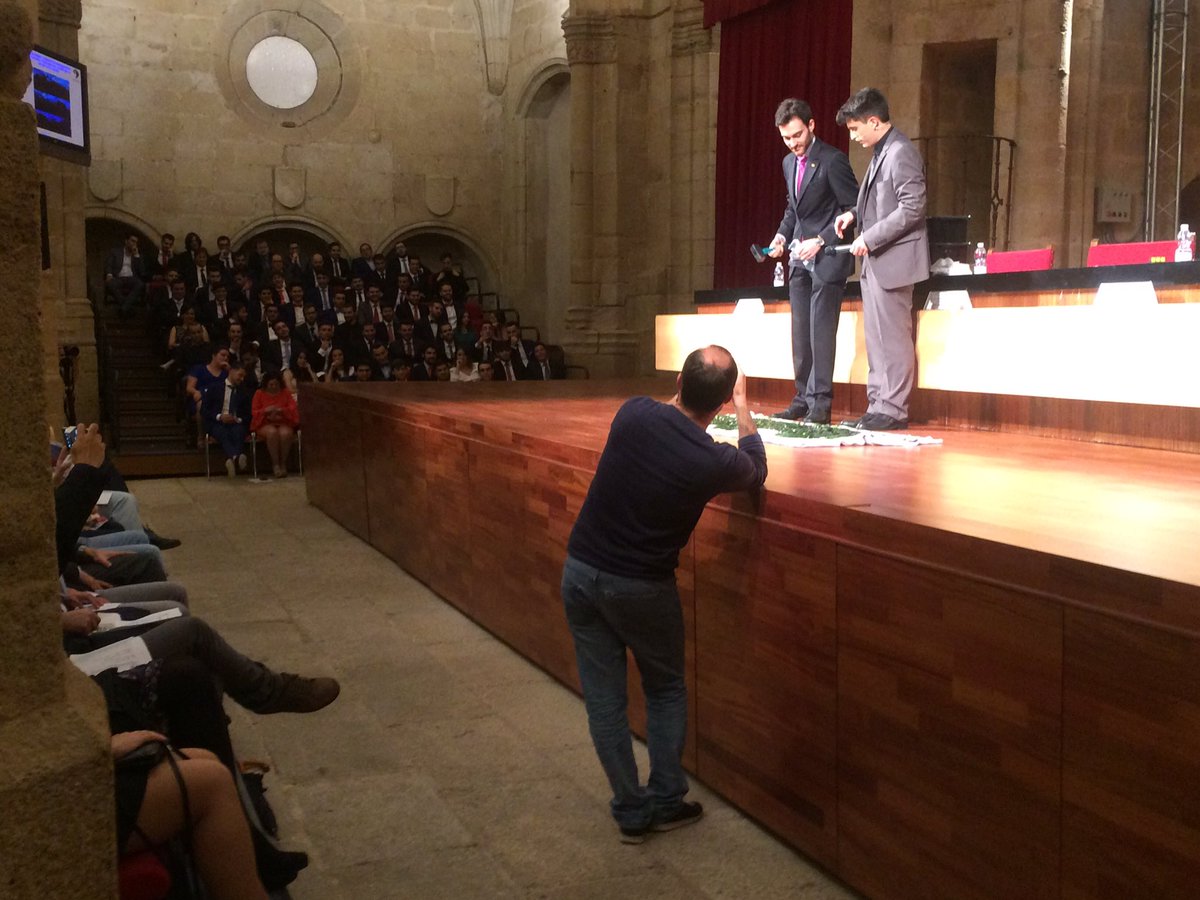 pablogarguez's tweet photo. Un acto entrañable y emocionante GRACIAS al #padrino de todos los títulos @jorgeluengo #actograduacionEPCC #semanaEPCC17 @EPCC_Unex @luiky_ https://t.co/He3TemJffX