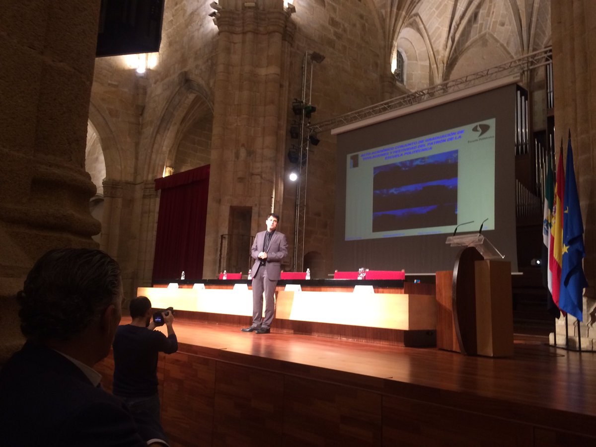 pablogarguez's tweet photo. Un acto entrañable y emocionante GRACIAS al #padrino de todos los títulos @jorgeluengo #actograduacionEPCC #semanaEPCC17 @EPCC_Unex @luiky_ https://t.co/He3TemJffX