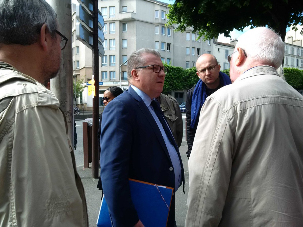 vrousseau_94's tweet photo. #LeMaireDansVotreQuartier Ce matin @JeanMarcNicolle échange avec les citoyens Av. Eugène Thomas. #DirectKB https://t.co/8Fl4ysITMj