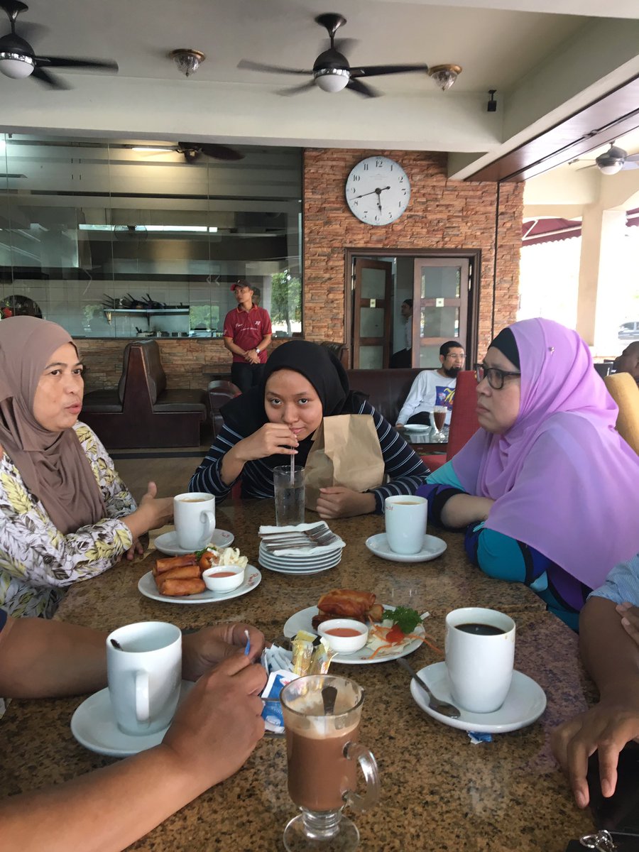 ZeSpoooky's tweet image. Parents meet and @LizzieZany kena pakai tudung hahahahahahah #helpme #awkwardfest