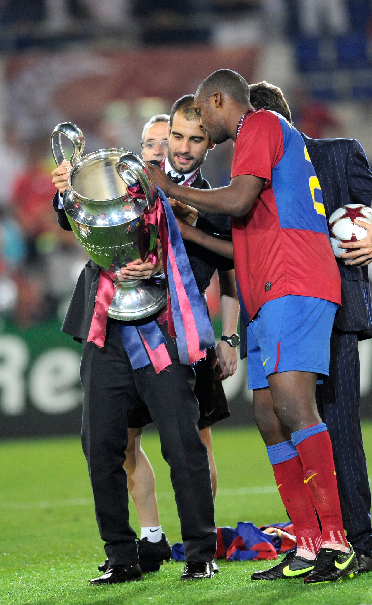 Happy 34th birthday to Yaya Touré, a winner with Barcelona in 2009! 