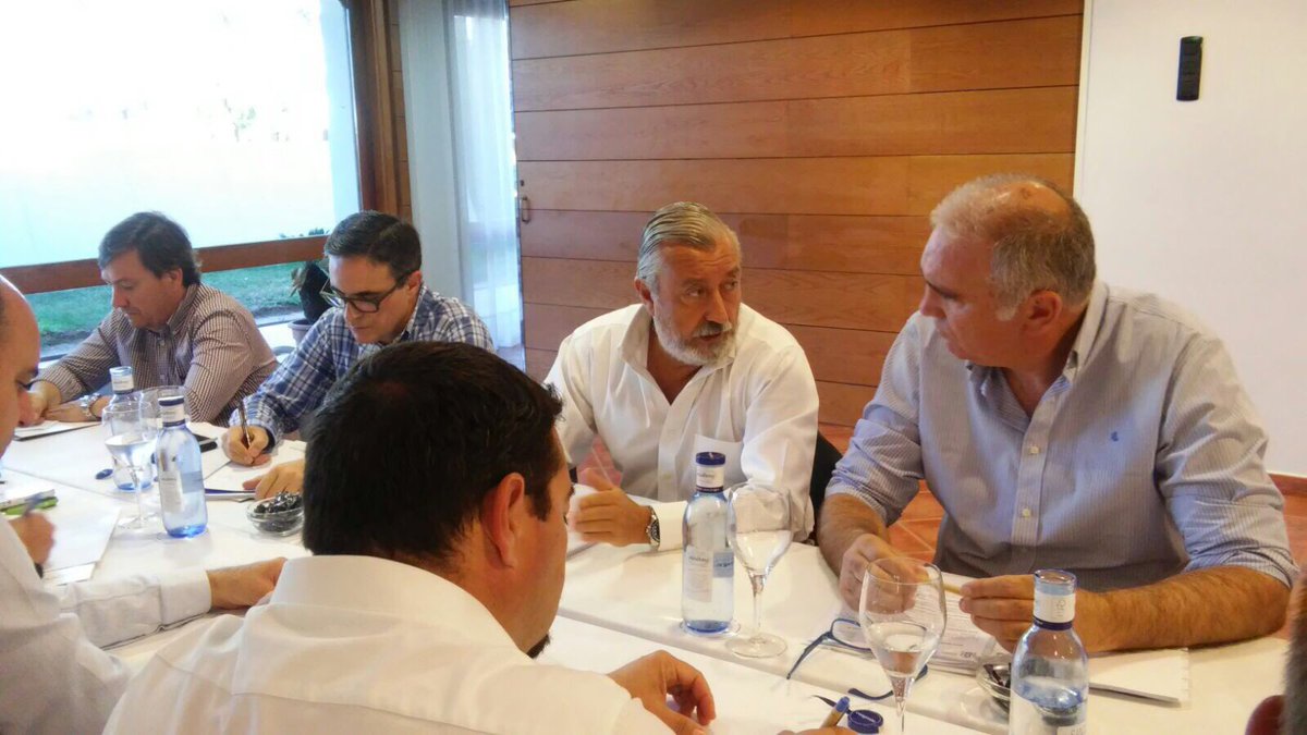 JVMariBoso's tweet photo. Reunidos con Secretario Estado y Direcc. Gral. @fomentogob compartiendo soluciones a problemática vivienda y transporte #Eivissa @PPEivissa https://t.co/tMSZemmevT