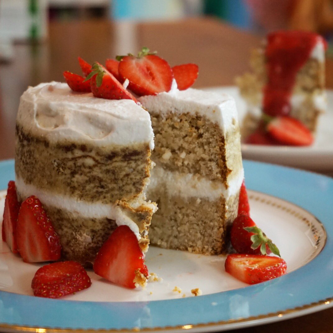 Cook_with_amore's tweet image. Strawberry 🍓 @coyo_uk and a soft #glutenfree, #sugarfree, #vegan sponge... 
have a sweet weekend friends 💖💖#homemade