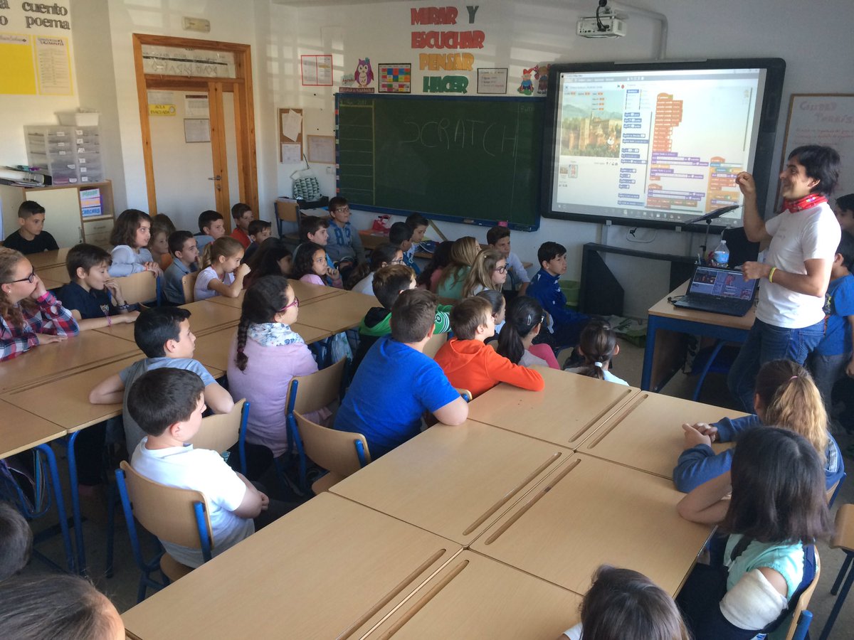 Librolitopda's tweet photo. Hoy es el #ScratchDay y en la #BibliotecaEscolar de @AlcalaPuerta lo celebramos así. https://t.co/wDcIboxtED