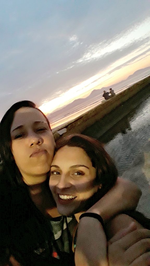 piccirillo__'s tweet photo. oh parabénssssss p você!!! 🎉 💕 te amo!! #HjElaPode #SóHoje #ANumeroUm @BellinhaSoares https://t.co/qjekjNYu3U