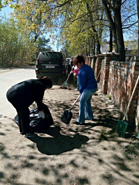 aleksinzdrav's tweet photo. Сотрудники ГУЗ "АРБ N1" приняли активное участие в общеобластном субботнике 13  мая 2017 года. @Tularegion71 https://t.co/CCvEOebKNy