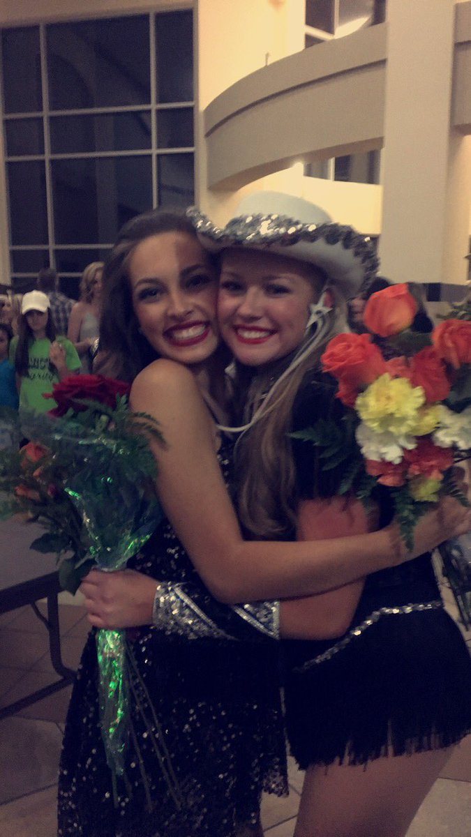 SavyHayek's tweet photo. Spring show with my best friends!!!! 💋❤😘 https://t.co/KnkekPflvQ