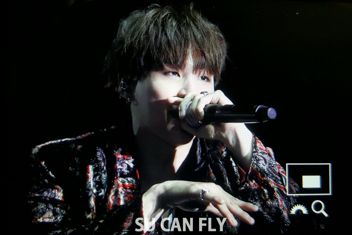 suga930309com's tweet photo. 170513 #슈가 #SUGA #BTSBBMAs https://t.co/HQicIyWzLH