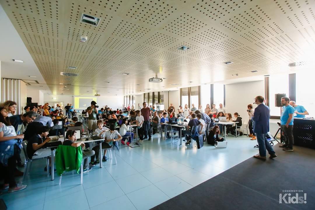 CodemotionKids's tweet photo. Tutti a lavoro per creare il progetto migliore! #ScratcHackathon @EnLabs @CampuStore_IT https://t.co/gn4tmkxYLq