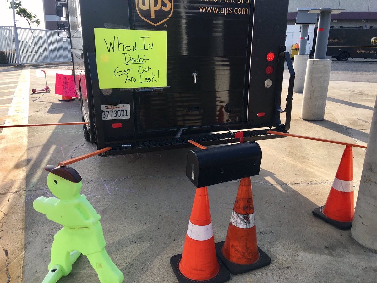 Edie4gzus's tweet photo. #UPS #SaturdayGround #SafetyProfessionals #MothersDay2017 #MakesureTheySeeYou #NotMeNotToday #WhenInDoubtGetOut @kjallen04 https://t.co/JcV1fBtYhe