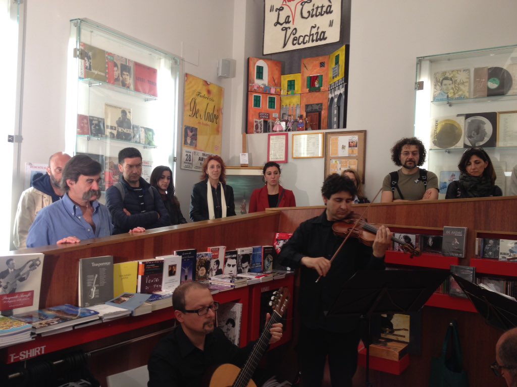 LauraMonferdini's tweet photo. Nuova Scuola Genovese in viadelcampo29rosso con Camerata Musicale Ligure! Perché....la musica e' la chiave! https://t.co/c3FMSMMzEU