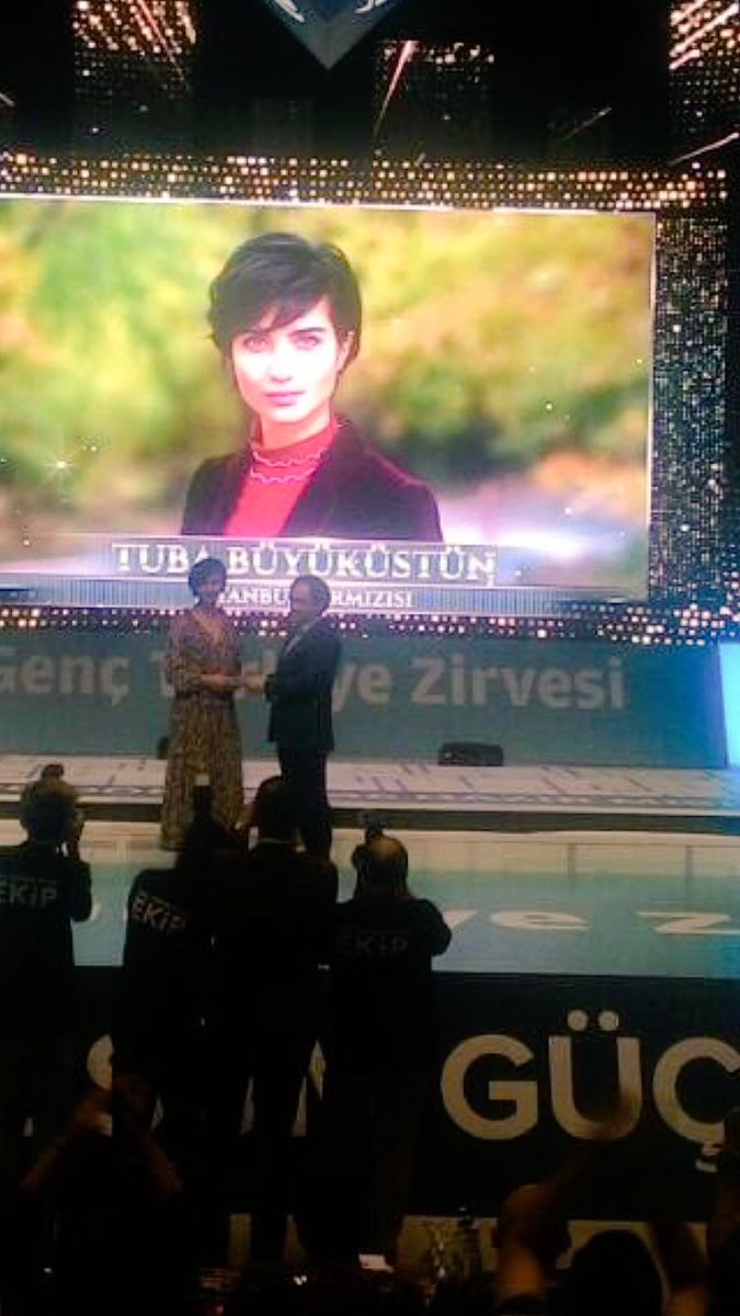 Genç Türkiye Zirvesi 2017'de #TubaBüyüküstün #İstanbulKırmızısı'nda ki performansı ile Yılın En İyi Kadın Sinema Oyuncusu seçildi👏👏