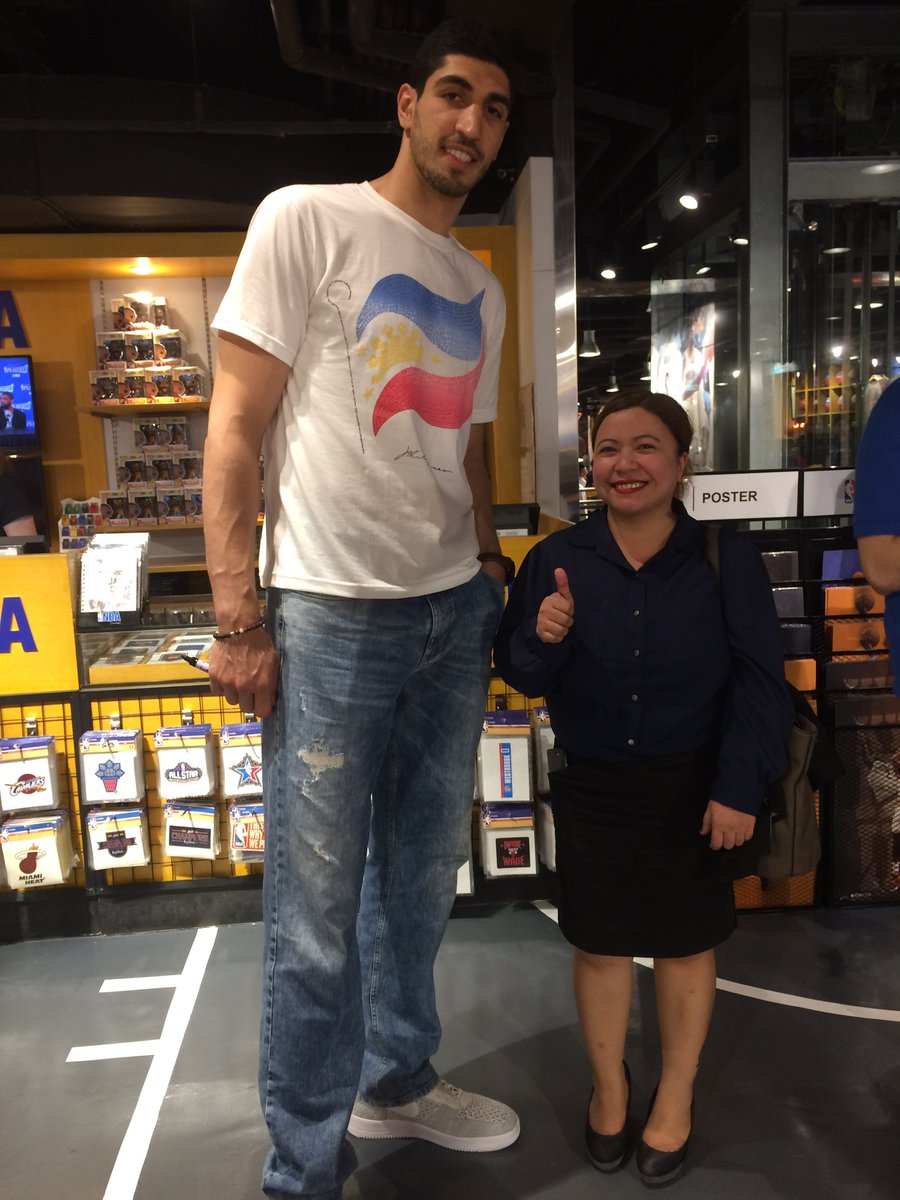 AplTanMamba's tweet photo. It's not everyday you get to take a pic with our very own Manny Pacquaio and OKC Thunder big man Enes Kanter ππ #EKLF #JrNBAPh2017 https://t.co/pQntW324uC