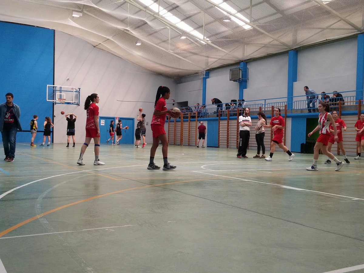 Txikiverson's tweet photo. Nuestras chicas estan disputando un partido amistoso contra @CB_ARABA Junior A. Al descanso 16-23 para Araba. #GoTojuGo https://t.co/QnseMFZwxP