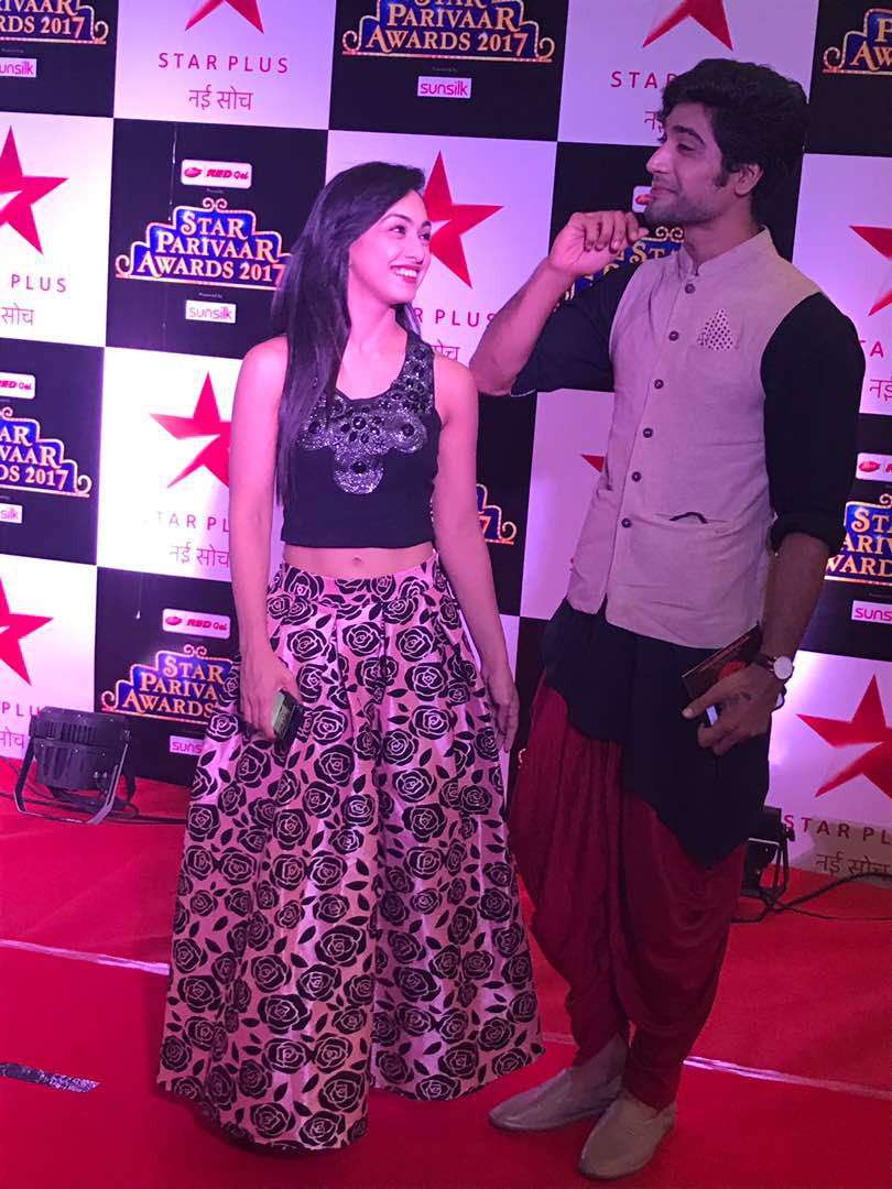 #StarParivaarAwards2017: #SonamJohar & #AbigailPande walk the #RedCarpet.  #StarParivaarAwards #NachBaliye8 #SPA2017 #StarPlus