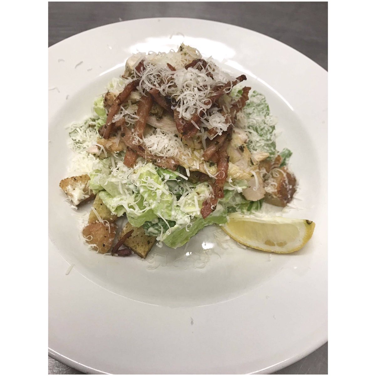 🥗CHICKEN CAESER SALAD🥗
_____
Pan fried chicken &amp; bacon, romaine lettuce, garlic croutons, parmesan &amp; a classic dressing 👌🏼 £10.95
#brighton