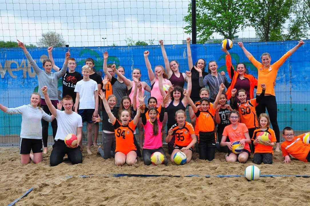 Een clinic mogen geven voor deze geweldige groep bij <a href="/move4Uvolleybal/">move4U volleybal</a> . Veel plezier deze zomer op jullie spiksplinternieuwe beachvelden!