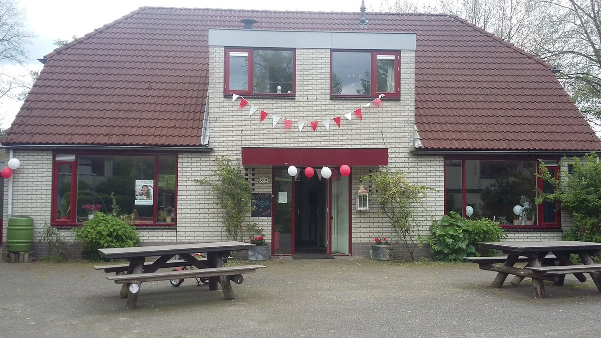 MarijW's tweet photo. Eerste adresje voor #CultuurBijJeBuur! Zo live Capo Six bij Centraal Wonen 't Vierschaar in de Maten #Apeldoorn https://t.co/fERFVycnuZ