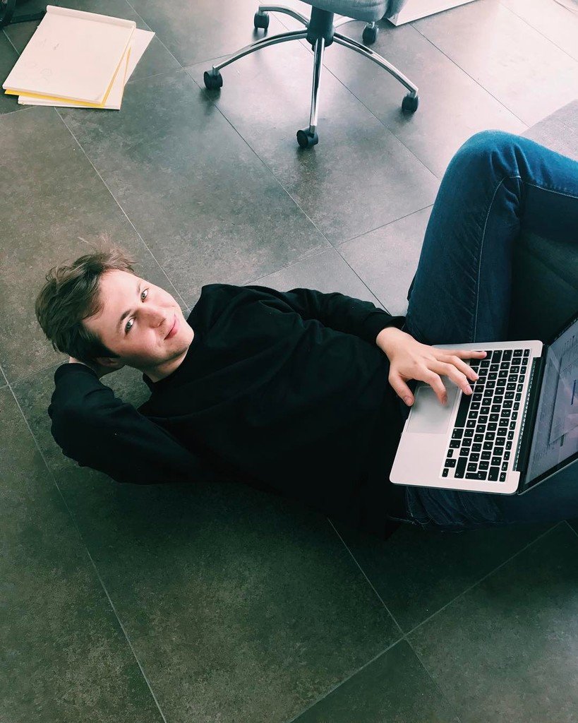 grumpystartups's tweet image. Hans like working on the floor 😂 ift.tt/2qdQxtb