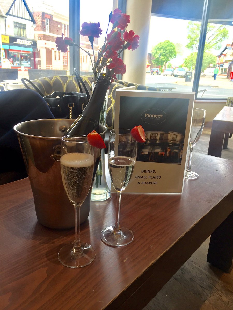 weekayeturner's tweet photo. @PioneerCrosby nice way to start the day 💜🥂🍾 https://t.co/x4gq5EhLDo