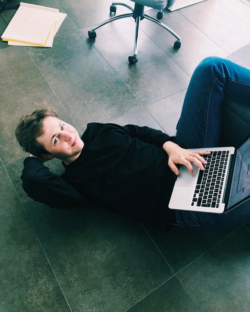 grumpystartups's tweet image. Hans like working on the floor 😂 @hansjan_ #floor #startup #designer #life #model #photohoot #lol #london #workhar… ift.tt/2qdzHuu