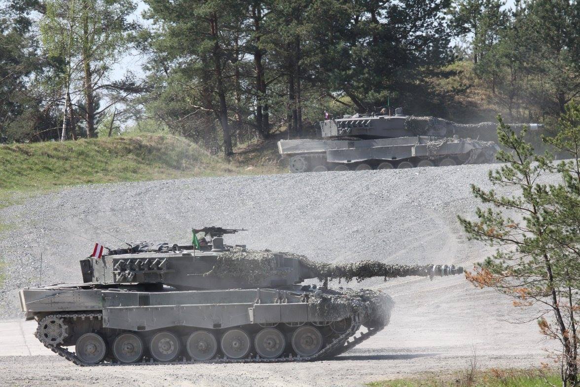 Defence24pl's tweet photo. Austriaccy pancerniacy wygrywają Strong Europe Tank Challenge #setc17 #armia @USArmyEurope | @Defence24pl
https://t.co/QfYiaYGKZo https://t.co/ewQXNLxfvy