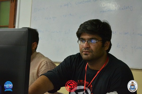 PUCIT_ACM's tweet photo. Empowered by coding, our youth is challenging the system in CodeBot and Clash of Coders @ #SoftExpo17 
#GamingArena #BiggestNationalEvent https://t.co/SXCEdngdJV