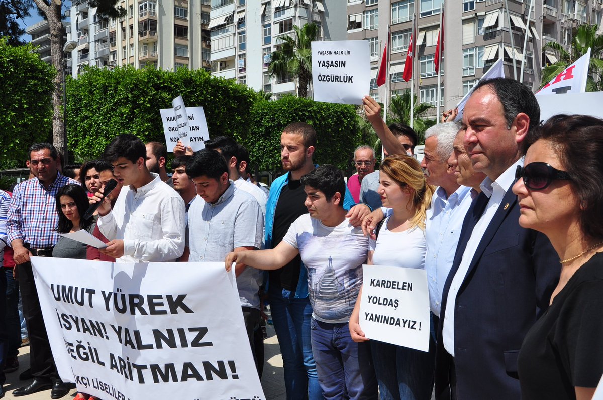 Halk-Lis Dönem Sözcüleri Kardelen Arıtman için Adana'da... Liseli gencimiz Kardelen Aritman'a verilen ev hapsini protesto ediyoruz.