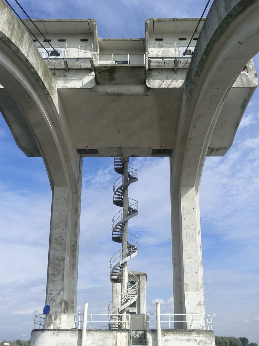 Rijkswaterstaat's tweet photo. We zijn vandaag bij de kraan van Nederland! #InstawalkRWS #Stuwcomplex #Driel https://t.co/NJJ3lR7jCs