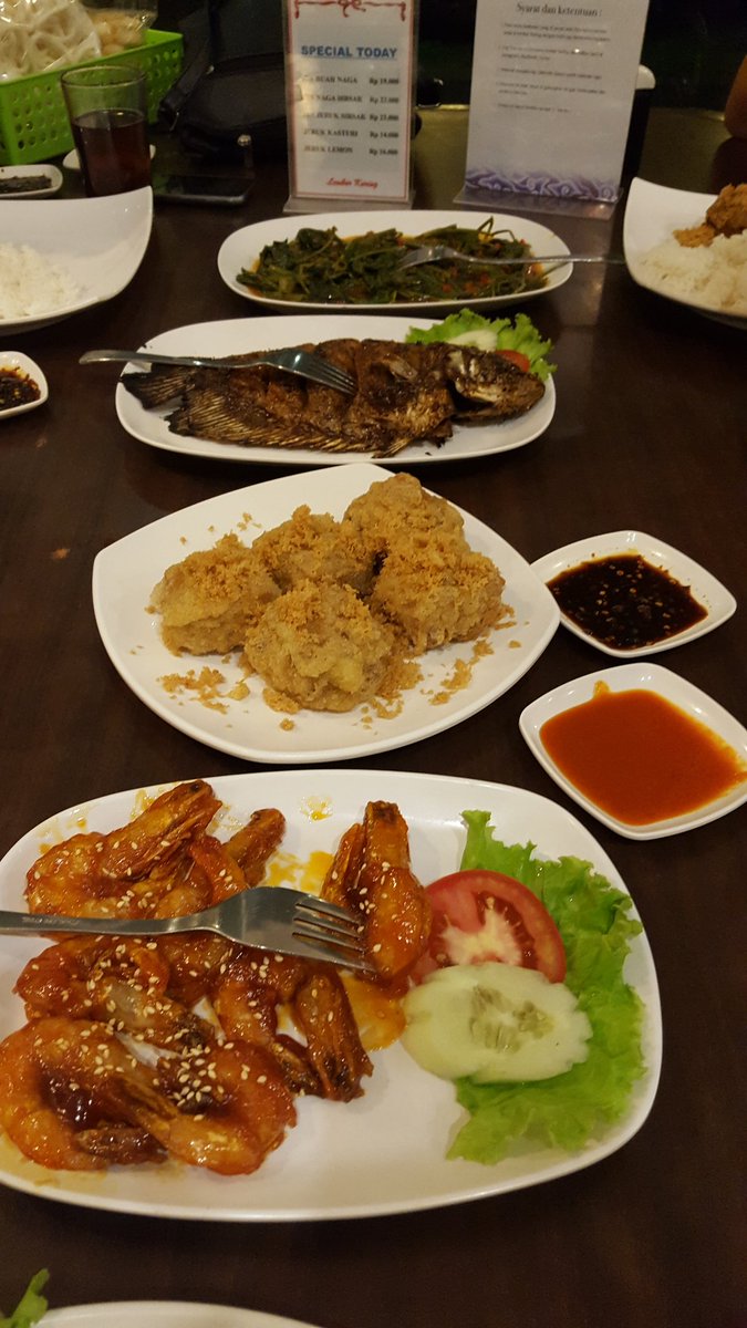 hsaptirini's tweet photo. Siap di serbuuu... #lemburkuringjakarta #familydinner #yummyfood  @LemburKuringJkt https://t.co/QGoHWX1ltc