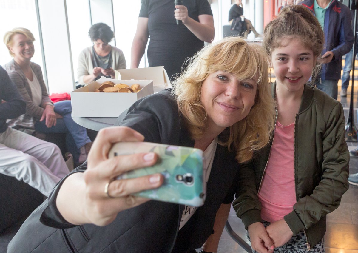 Ook dit jaar werden de kaartkopers verrast bij DE KOM. @claudiadebreij kwam langs en deelde nog spritsen uit ook! #kaartverkoopisgestart