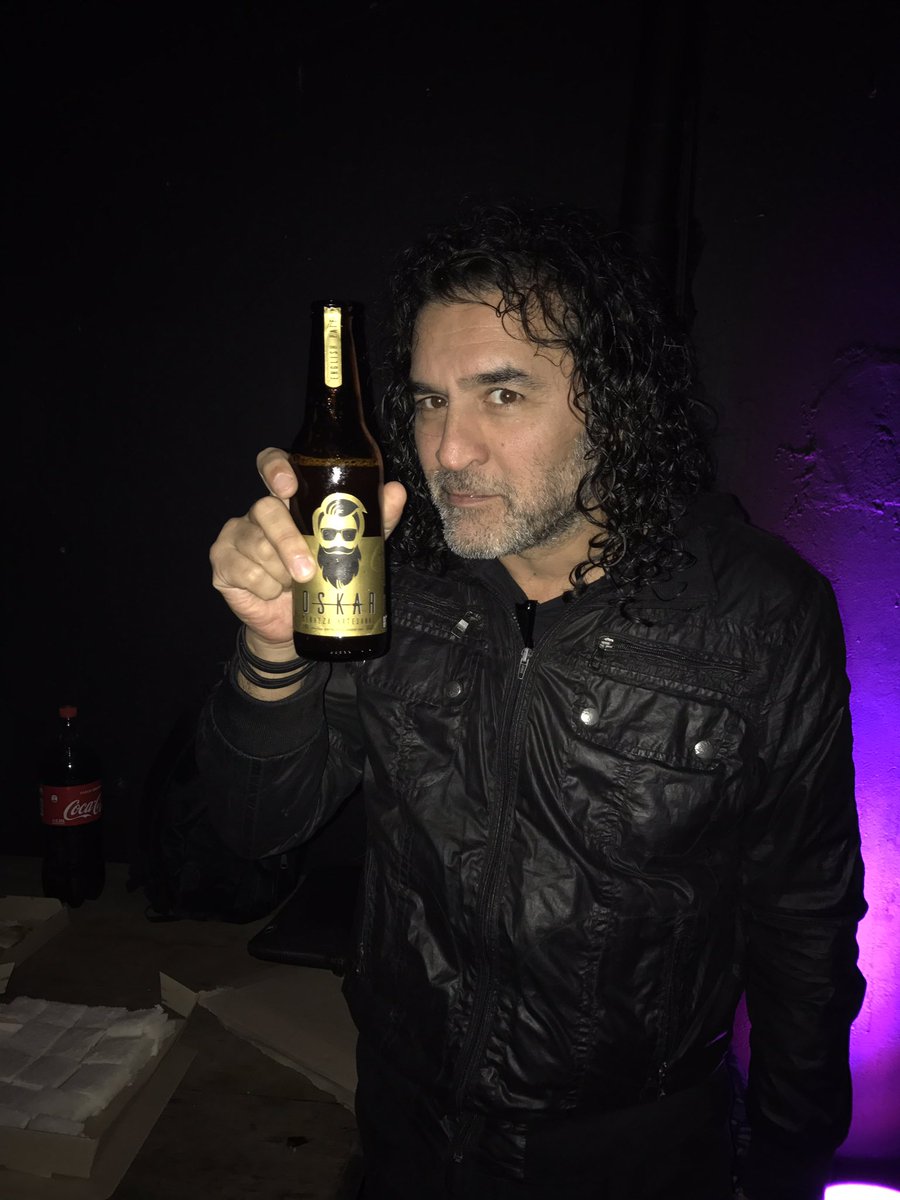 Beto, cantante de <a href="/lospereztw/">Los Pérez García</a>, degustando una Oskar Cerveza Artesanal