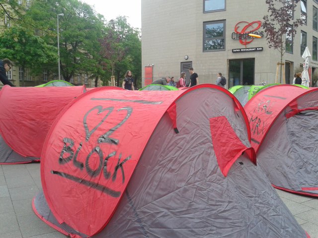 BlockG20's tweet photo. Wir lieben zu blockieren.
Und am Aktionstag 7. Juli werden wir die rote Zone bunt gestalten. #BlockG20
Und jetzt: Für ein #NoG20-Camp in HH. https://t.co/ffcor0E2rg