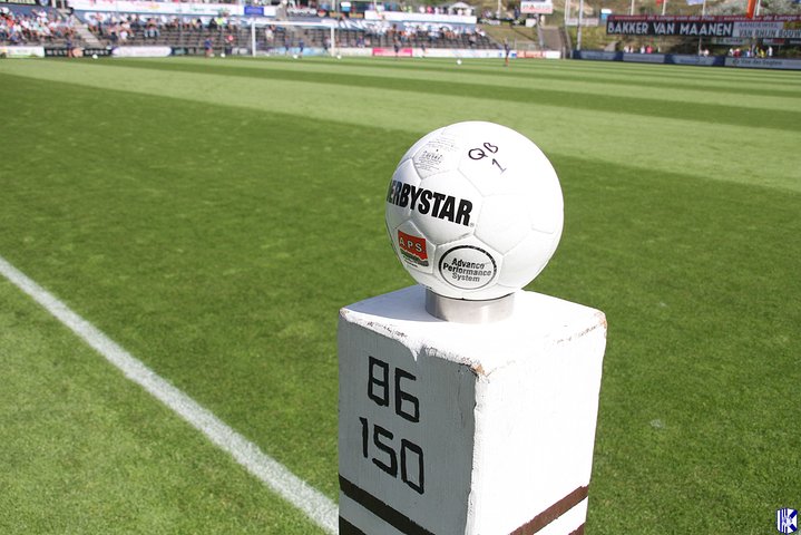 De wedstrijdbal van vandaag is een schenking van hoofdsponsor Ouwehand Vis #quiijs